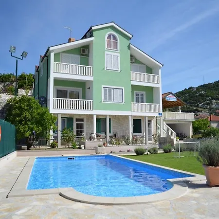 With With 5 In Peracko Blato Holiday home