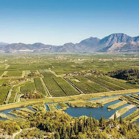 With With 5 In Peracko Blato Holiday home *