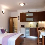 Casa de Férias With With 5 In Peracko Blato *