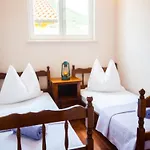Casa de Férias With With 5 In Peracko Blato