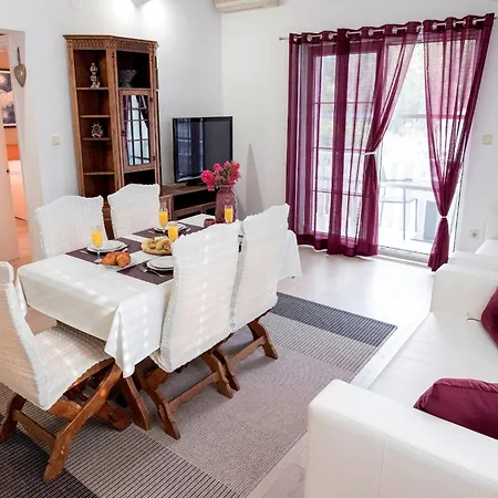 Casa vacanze With With 5 In Peracko Blato *